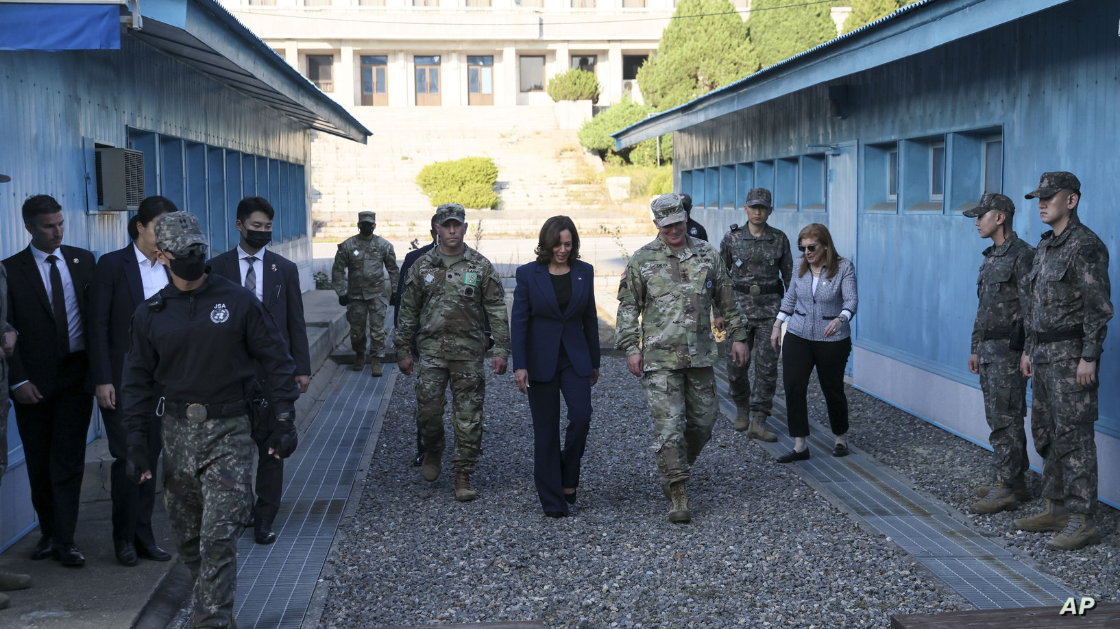 نائبة الرئيس الأميركي كامالا هاريس تفقدت خلال زيارتها إلى سيول المنطقة المنزوعة السلاح بين الكوريتين